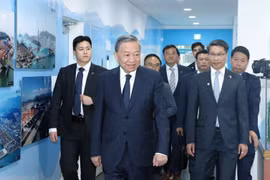 越共中央总书记苏林访问韩国釜山港。图自越通社