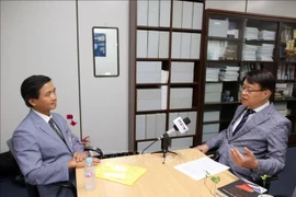 韩国外交学院东盟-印度政策研究部主任崔元基接受采访。图自越通社