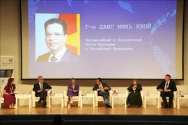 越南驻俄罗斯大使邓明魁在2025年莫斯科国际贸易日全体会议上发表讲话。图自越通社
