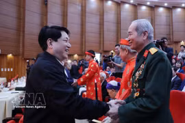 梁强向省内革命老前辈代表赠送了新春礼物。图自越通社