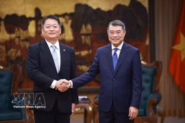越南政府总理黎明兴与日本山梨县知事长崎幸太郎。图自越通社
