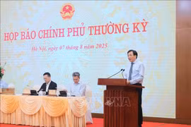政府办公厅主任、政府发言人陈文山主持记者会。图自越通社