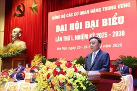 越共中央政治局委员、书记处常务书记、直属机关党委书记陈锦秀发言。图自越通社