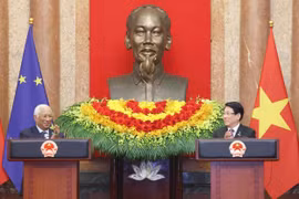 越南国家主席梁强与欧洲理事会主席安东尼奥·科斯塔会见记者。图自越通社