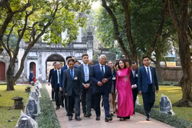 欧洲理事会主席安东尼奥·科斯塔参观文庙-国子监。图自越通社