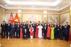 越共中央总书记苏林一行与越南驻朝鲜大使馆工作人员合影。图自越通社