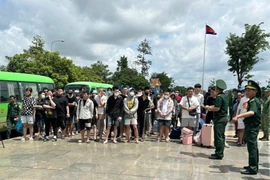 同奈省接收从柬埔寨回国的85名越南公民。图自越通社