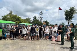 同奈省接收从柬埔寨回国的85名越南公民。图自越通社