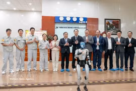 河内市人民委员会主席武大胜走访越南三星研发中心。图自越通社