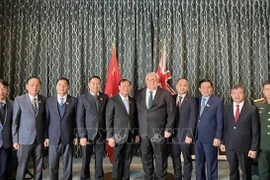 新西兰议会议长格里·布朗利与越南国会国防安全与对外委员会代表团合影。图自越通社