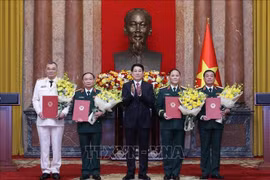 越南国家主席梁强向军队和公安高级军官颁发晋升军衔决定。图自越通社