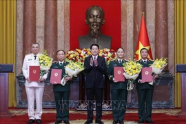 越南国家主席梁强向军队和公安高级军官颁发晋升军衔决定。图自越通社