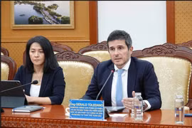 伦敦证券交易所集团旗下品牌富时罗素股票和多元资产全球主管杰拉尔德·托勒达诺发言。图自越通社