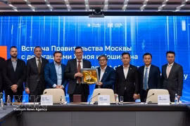 双方代表合影。图自越通社