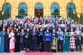 越南国家副主席武氏映春会见为越南儿童基金会做出贡献的爱心人士。图自越通社