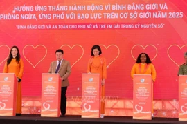 与会代表举行仪式，承诺携手促进数字时代的性别平等。图自越通社