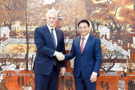 越南财政部长阮文胜与渣打集团首席执行官温拓思。图自Vietnam+