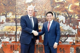 越南财政部长阮文胜与渣打集团首席执行官温拓思。图自Vietnam+