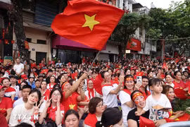 市民热情迎接阅兵游行队伍。图自越通社