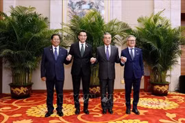 中国、老挝、缅甸和泰国外长合影。图自越通社