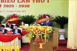 侯阿令同志在会议上发言。图自越通社