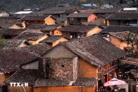 拥有许多数百年古屋的宣光省同文乡倮倮寨村。图自越通社
