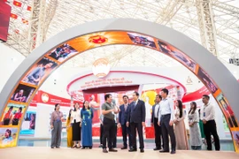 国会主席陈青敏检查“越南国会历史与使命”展览筹备工作。图自人民代表报