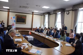 越南政府副总理黎成龙会见大阪府知事吉村洋文。图自越通社