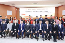 与会代表合影。图自越通社