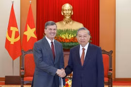 越共中央总书记苏林与俄罗斯总统学院院长阿列克谢·科米萨罗夫。图自越通社