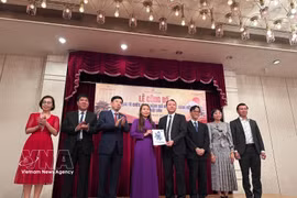 越南语能力考试公布仪式暨日本越南语能力考试委员会成立决定颁发仪式现场。图自越通社