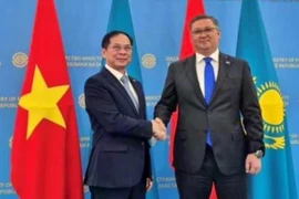 越南政府副总理兼外长裴青山会见哈萨克斯坦副总理兼外交部长努尔特列吾。图自越南之声
