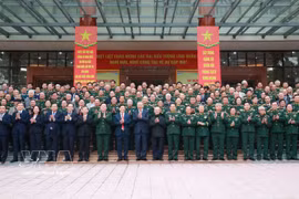 苏林总书记同与会代表合影。图自越通社