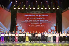 “学习和践行胡志明思想、道德、作风”主题创作奖（2021-2025年第二阶段）颁奖典礼场景。图自越通社