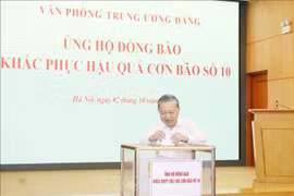 越共中央总书记苏林参加慈善一日捐活动。图自越通社