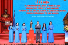 苏林总书记向越南妇女联合会中央委员会领导赠送胡志明主席塑像。图自越通社