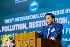 美国奥本大学教授黄钟审发表讲话。图自越通社