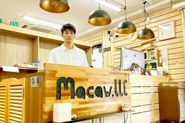 书店老板吴玉庆。图自西宫解放报