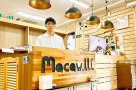 书店老板吴玉庆。图自西宫解放报