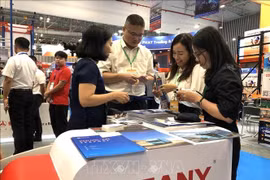 VILOG 2025 共吸引来自20个国家和地区的近350家企业参展，展出近480个展位。图自越通社