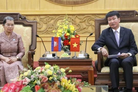 宁平省委书记陈辉俊（右）与柬埔寨祖国发展团结阵线国家委员会主席梅森安。图自越通社