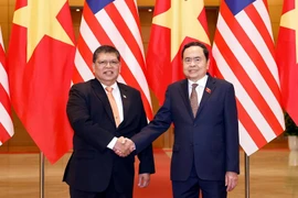 越南国会主席陈青敏（右）与马来西亚下议院议长丹斯里拿督佐哈里·宾·阿卜杜勒。图自越通社
