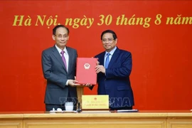 政府总理范明政向外交部新任代部长黎怀中颁发任命书。图自越通社