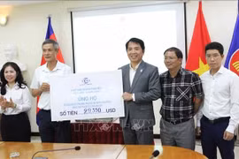 越南柬埔寨商业协会已募集29350美元，驰援国内受灾群众。图自越通社