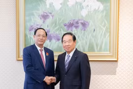 越南国会副主席陈光方与日本众议院议长额贺福志郎。图自越通社