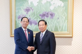 越南国会副主席陈光方与日本众议院议长额贺福志郎。图自越通社