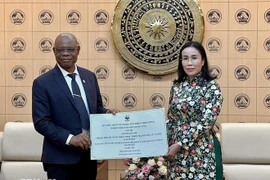 岘港市人民委员会副主席阮氏英诗与世界自然基金会（WWF）国家办事处主任马丁·卡巴鲁阿帕·卡平加。图自越通社