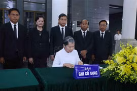 柬埔寨人民党副主席、柬埔寨民族统一阵线主席、柬越友好协会主席梅森安在吊唁簿上留言。图自越通社