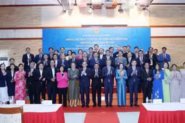 越共中央书记处常务书记陈锦秀会见旅柬越南人社群。图自越通社