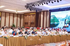 苏林总书记出席国防部、公安部和外交部代表见面会。图自越通社